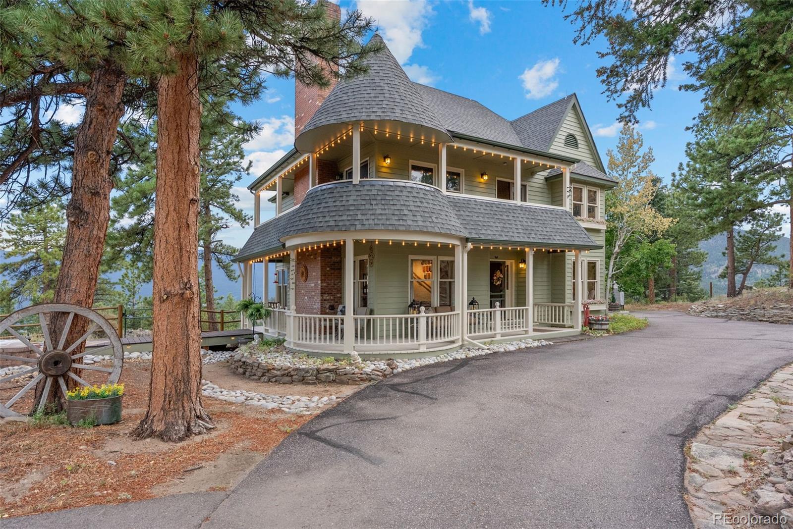220 Ravenswood Court