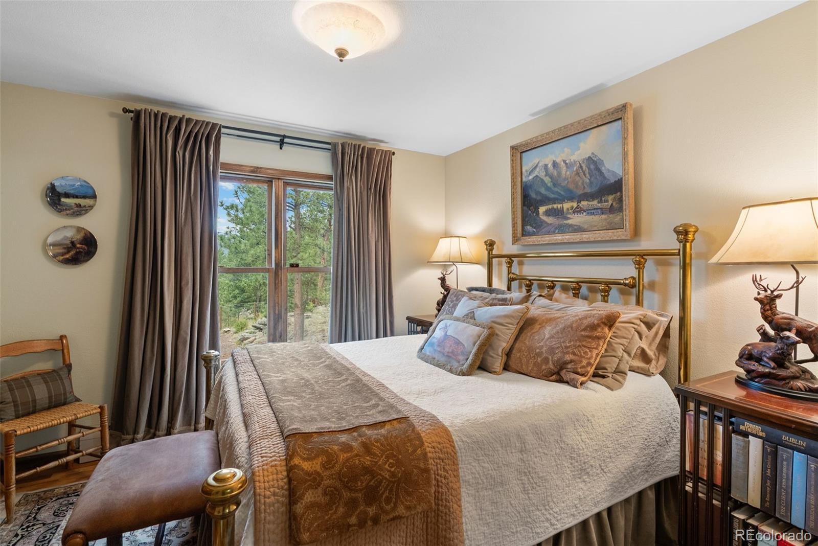 220 Ravenswood Court