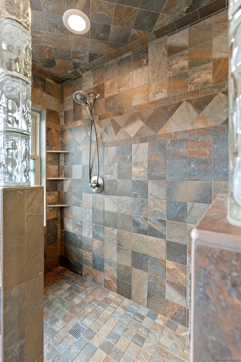 220 Ravenswood Court