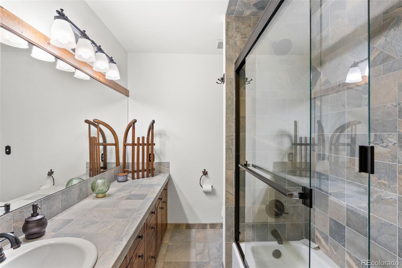 220 Ravenswood Court