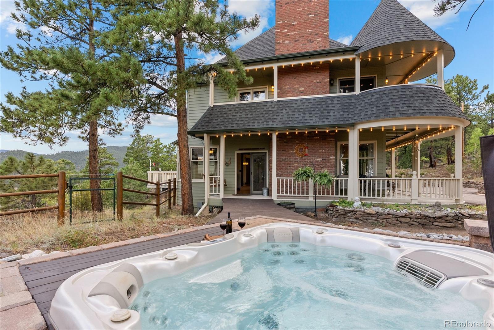 220 Ravenswood Court