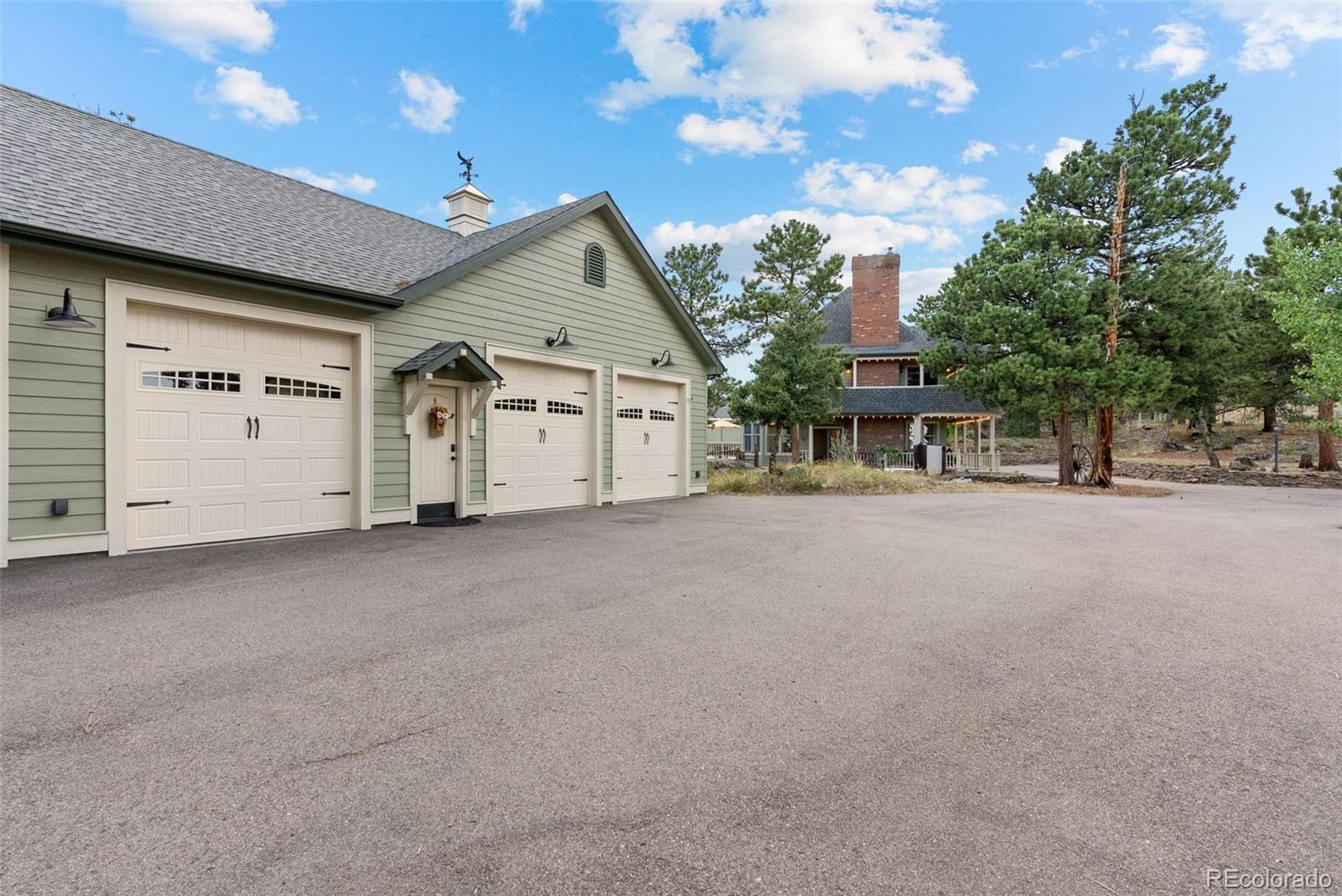 220 Ravenswood Court