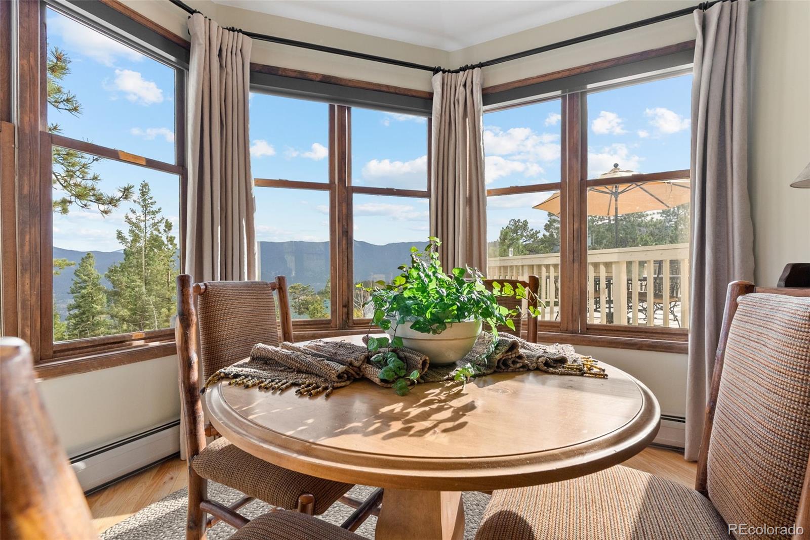 220 Ravenswood Court
