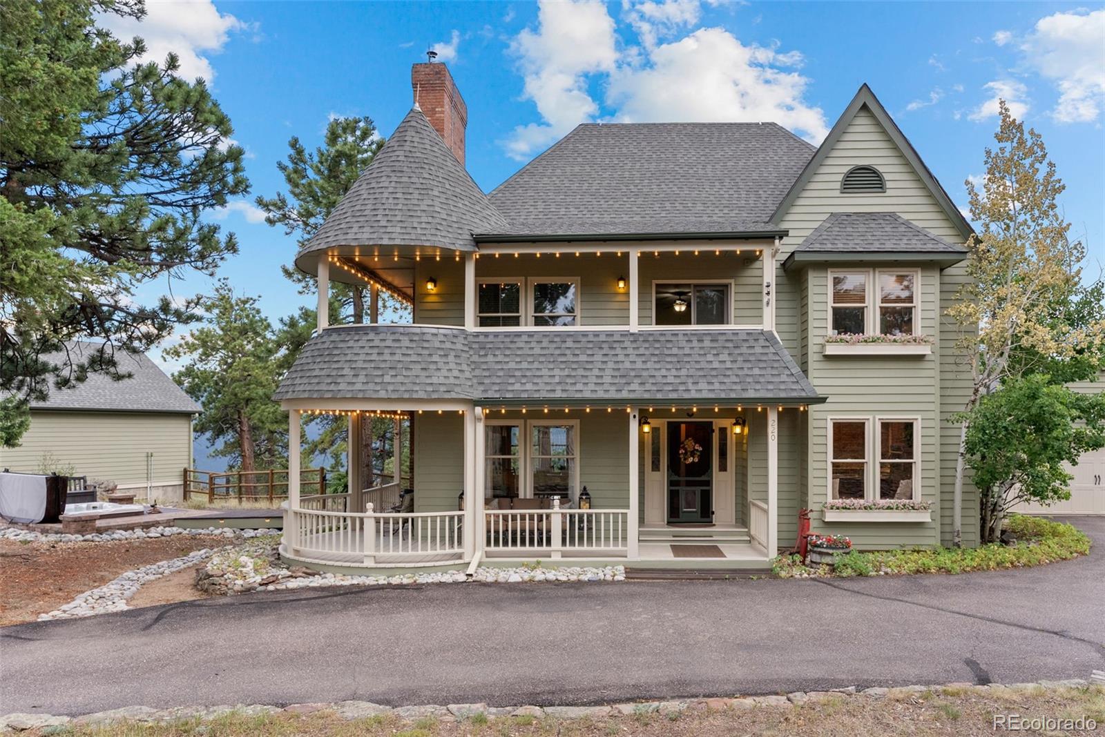 220 Ravenswood Court