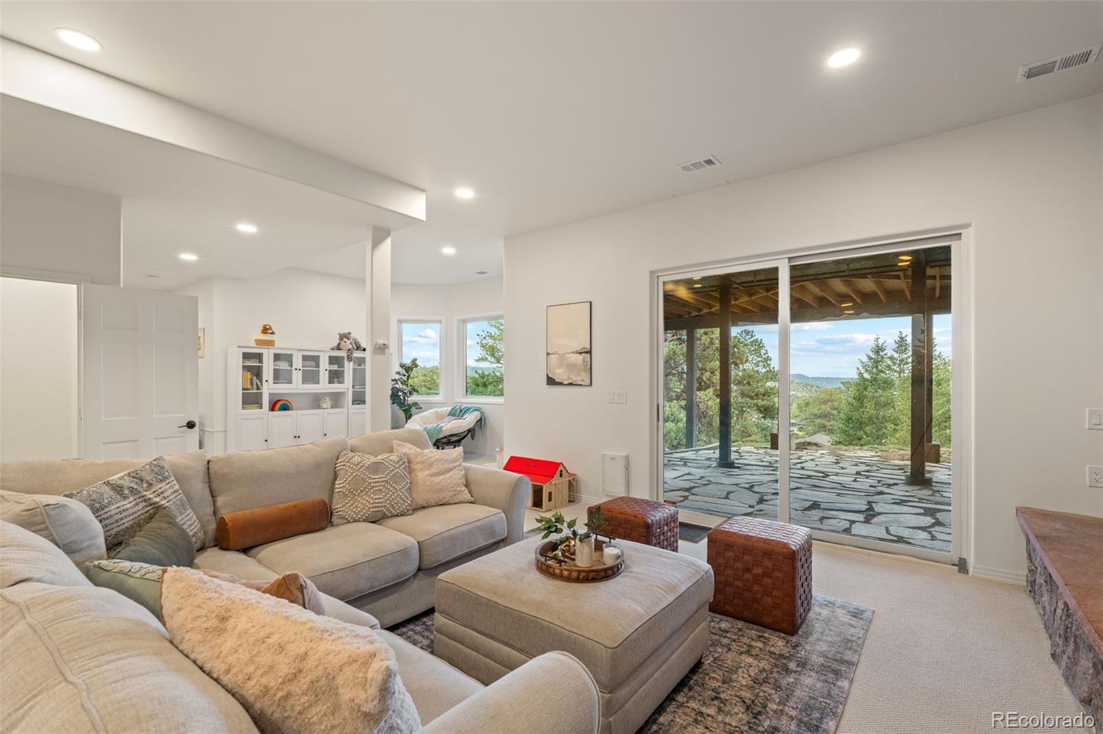 2522 Thunderbird Lane