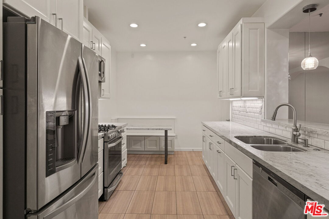 930 N Doheny Dr Unit: 208
