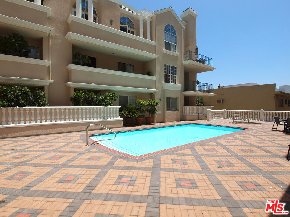 930 N Doheny Dr Unit: 208