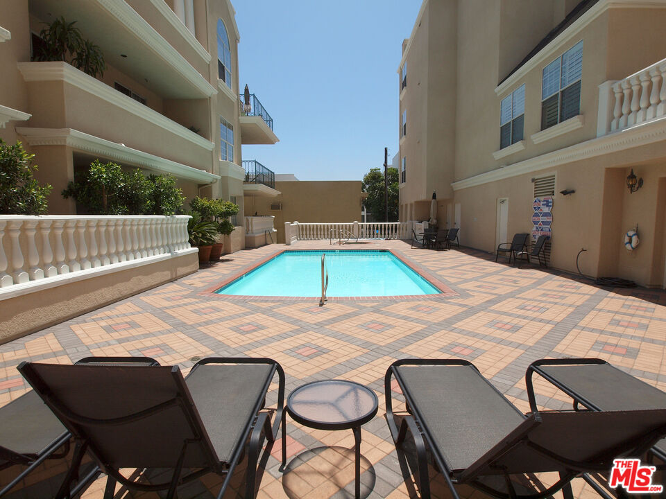 930 N Doheny Dr Unit: 208