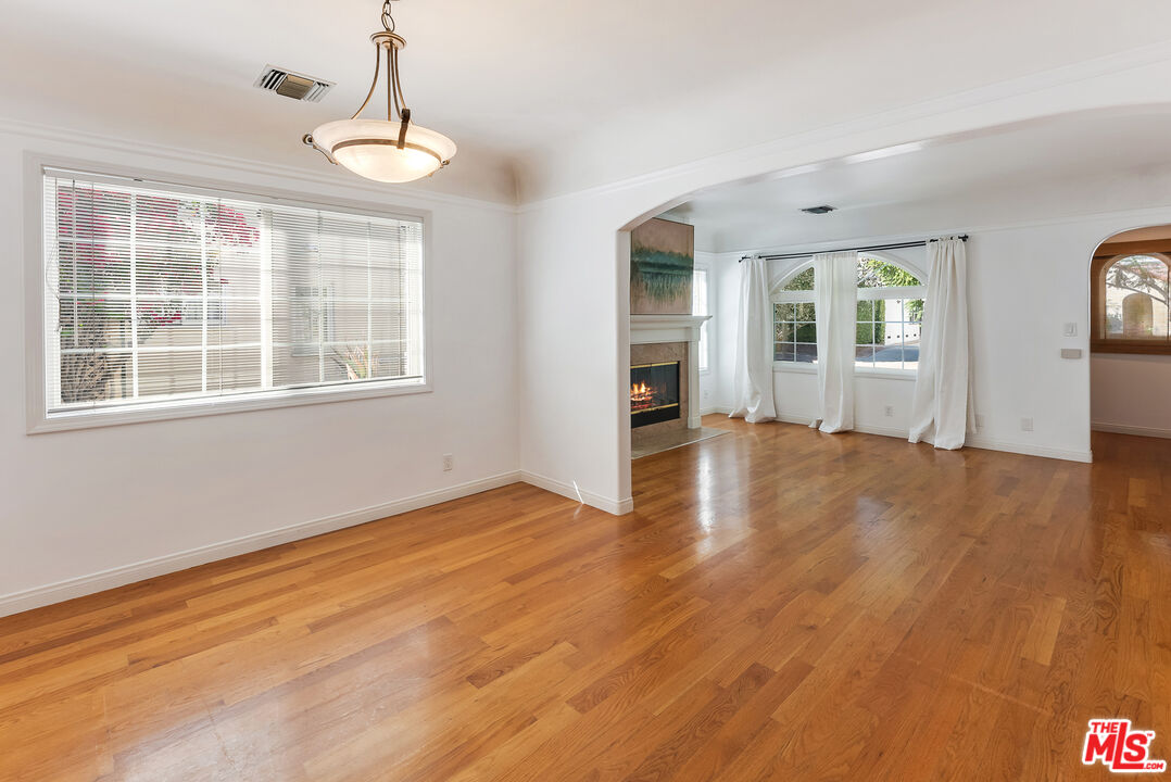 8752 Dorrington Ave