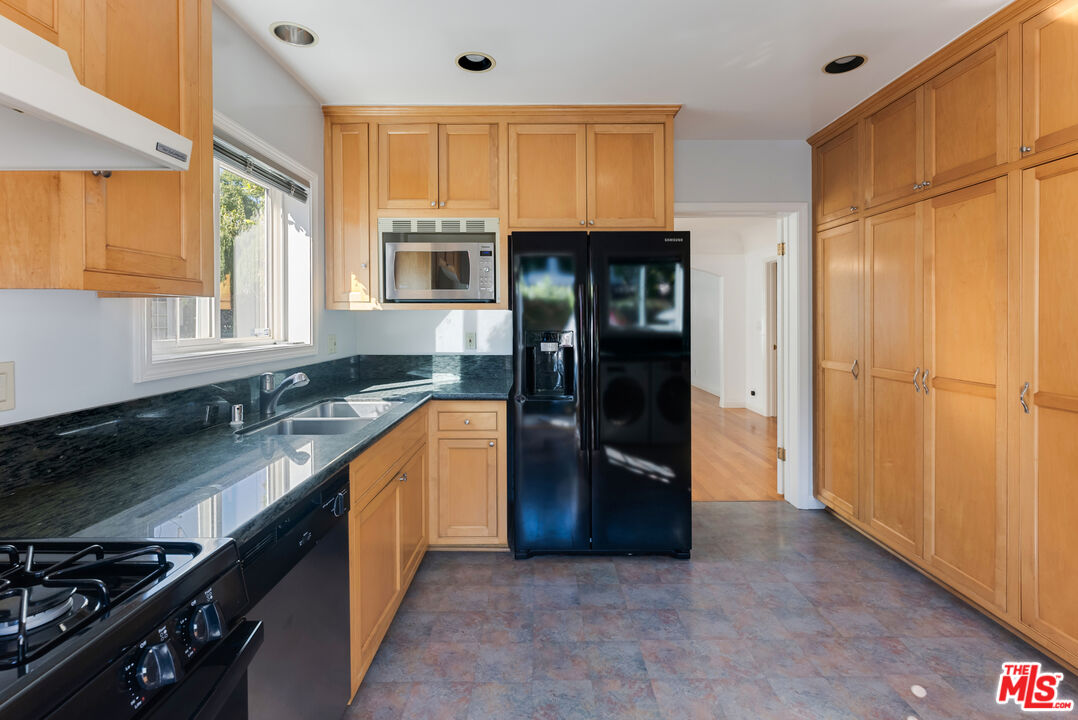 8752 Dorrington Ave