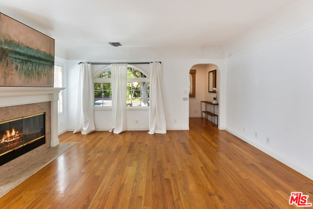 8752 Dorrington Ave