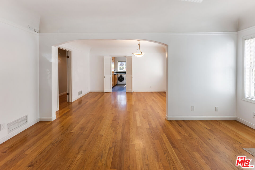 8752 Dorrington Ave