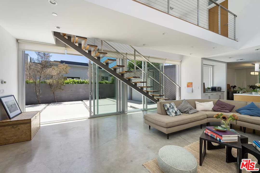 547 Huntley Dr