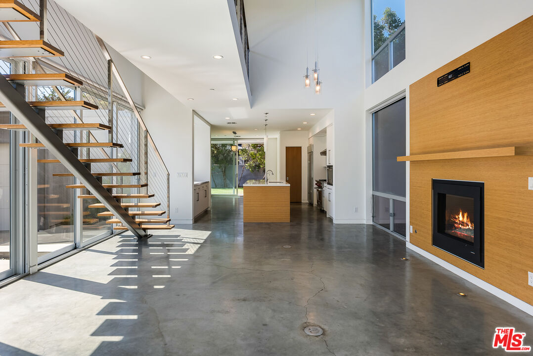 547 Huntley Dr