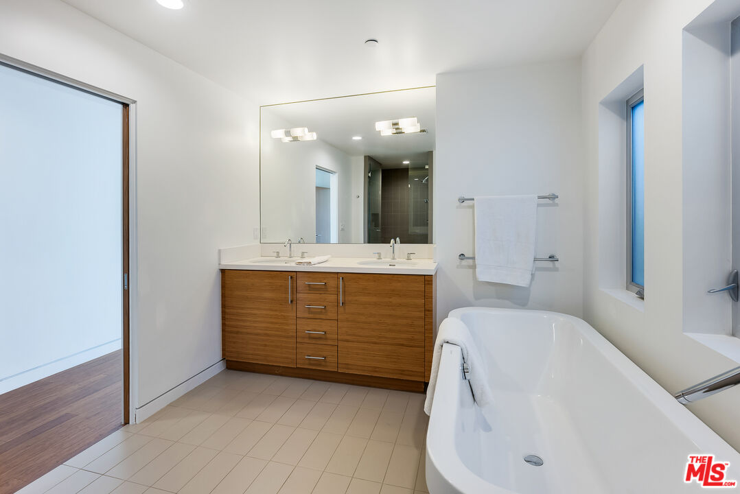 547 Huntley Dr