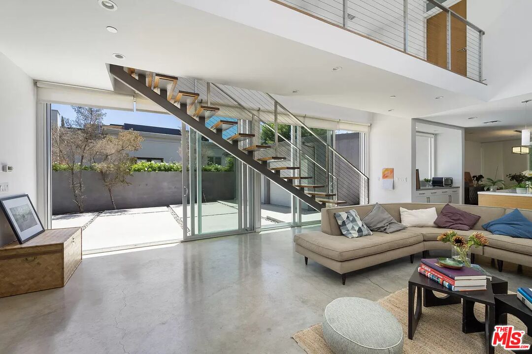 547 Huntley Dr