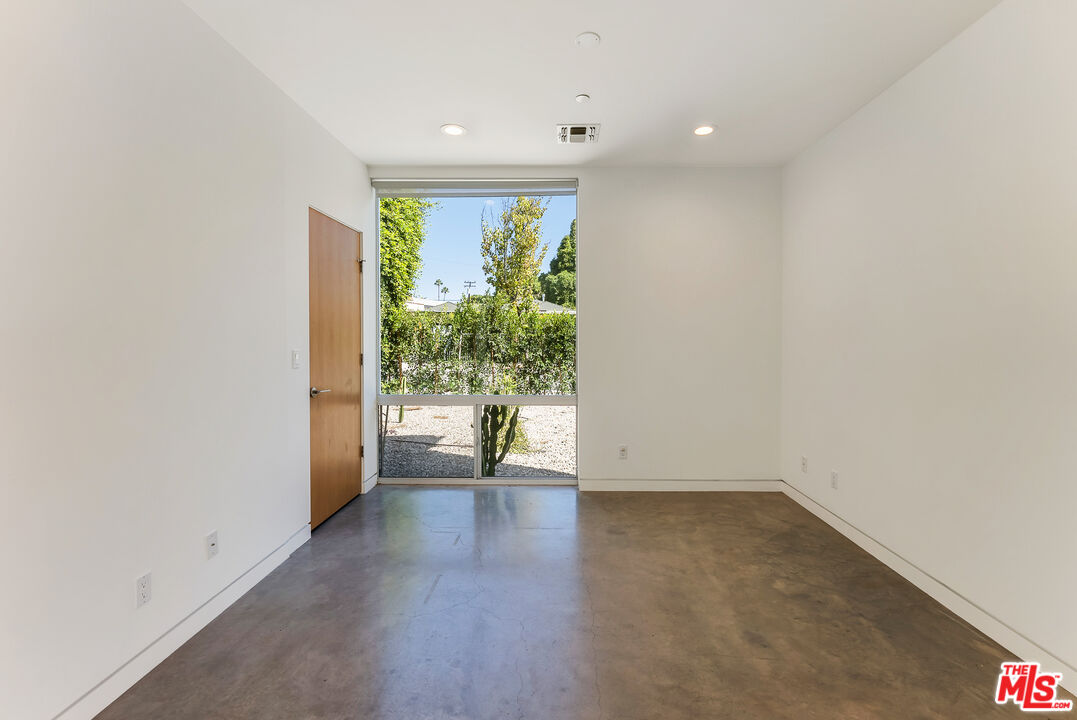 547 Huntley Dr