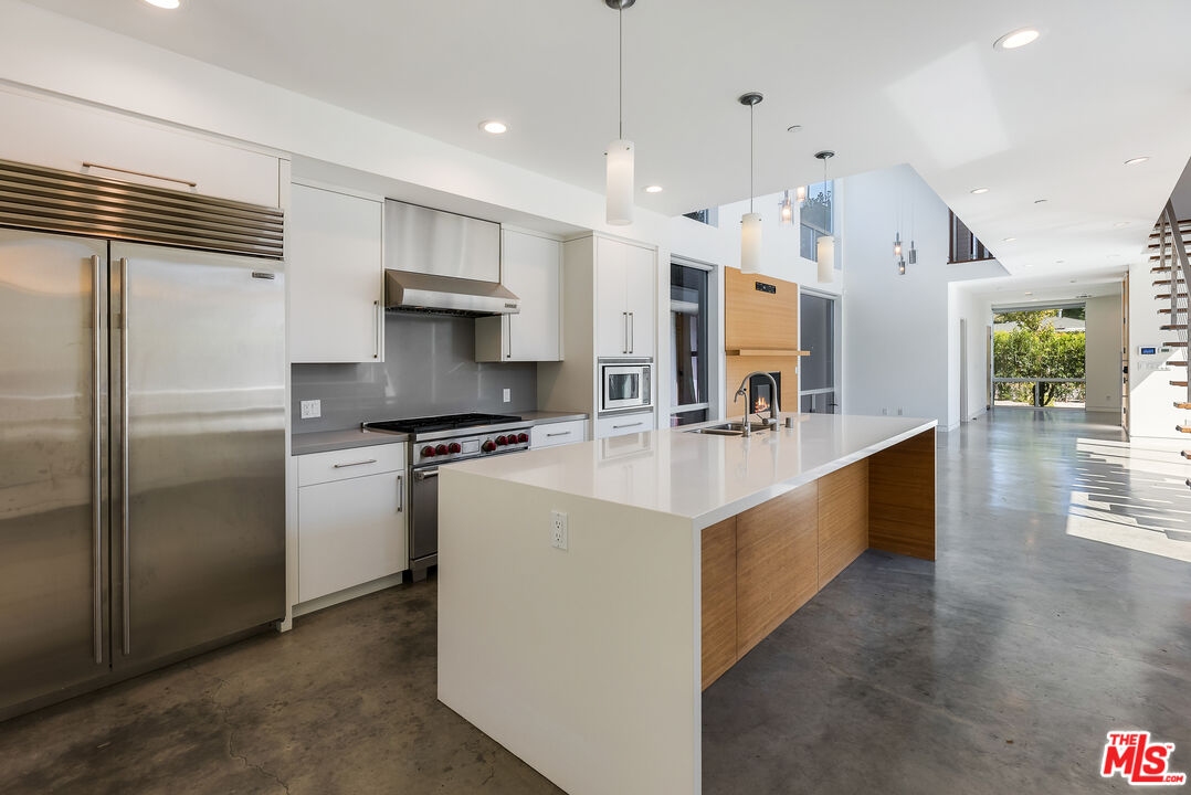 547 Huntley Dr