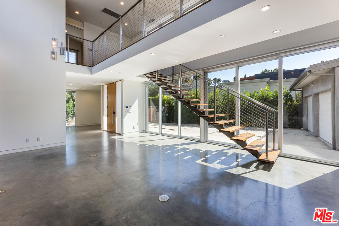 547 Huntley Dr
