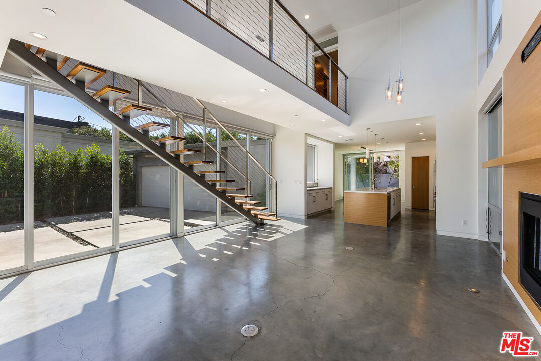 547 Huntley Dr