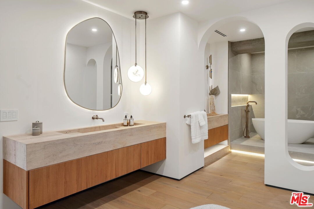 7135 Hollywood Blvd Unit: PHE