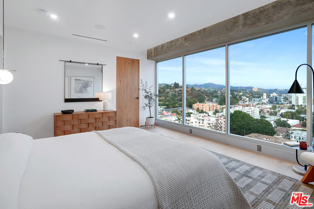 7135 Hollywood Blvd Unit: PHE