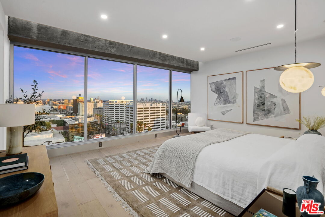 7135 Hollywood Blvd Unit: PHE