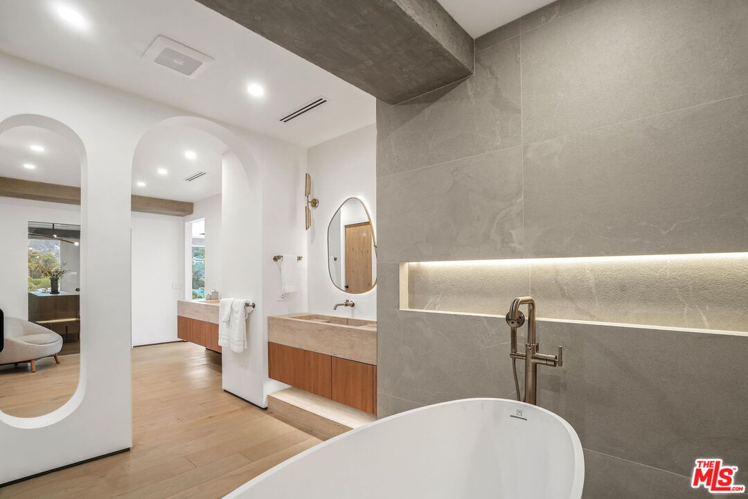 7135 Hollywood Blvd Unit: PHE