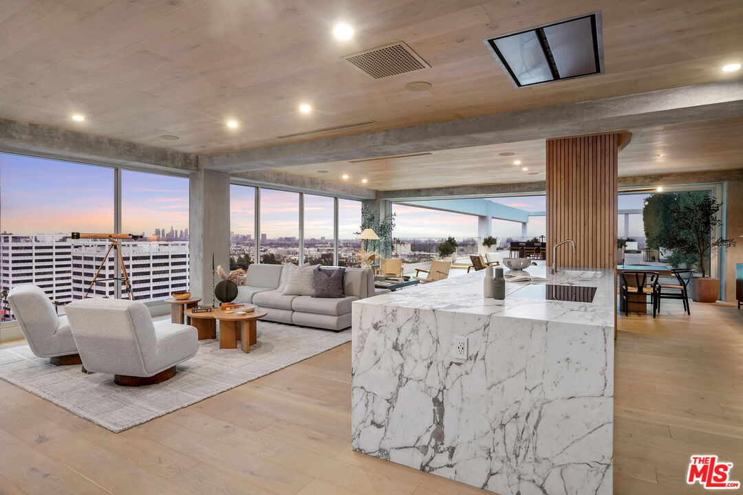 7135 Hollywood Blvd Unit: PHE