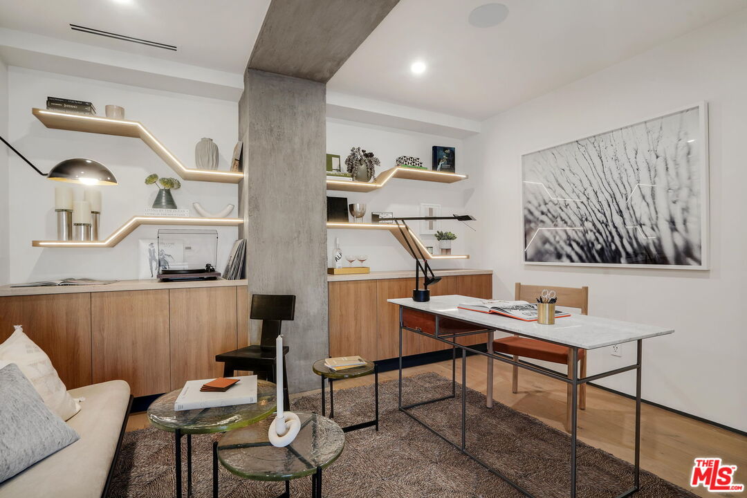 7135 Hollywood Blvd Unit: PHE