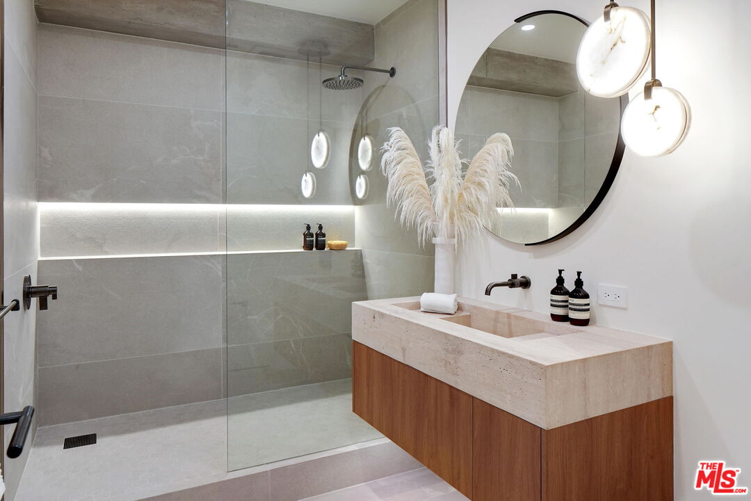 7135 Hollywood Blvd Unit: PHE