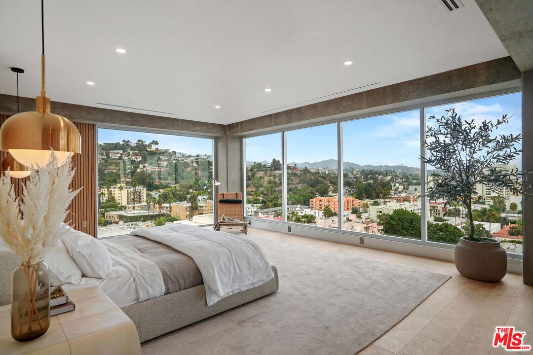 7135 Hollywood Blvd Unit: PHE