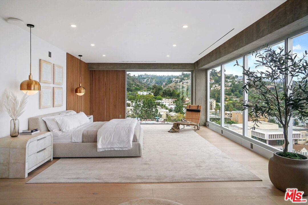 7135 Hollywood Blvd Unit: PHE