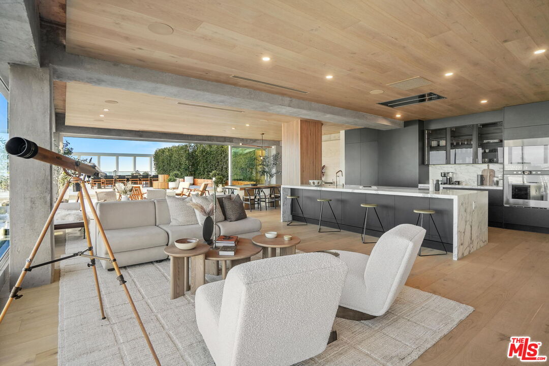7135 Hollywood Blvd Unit: PHE