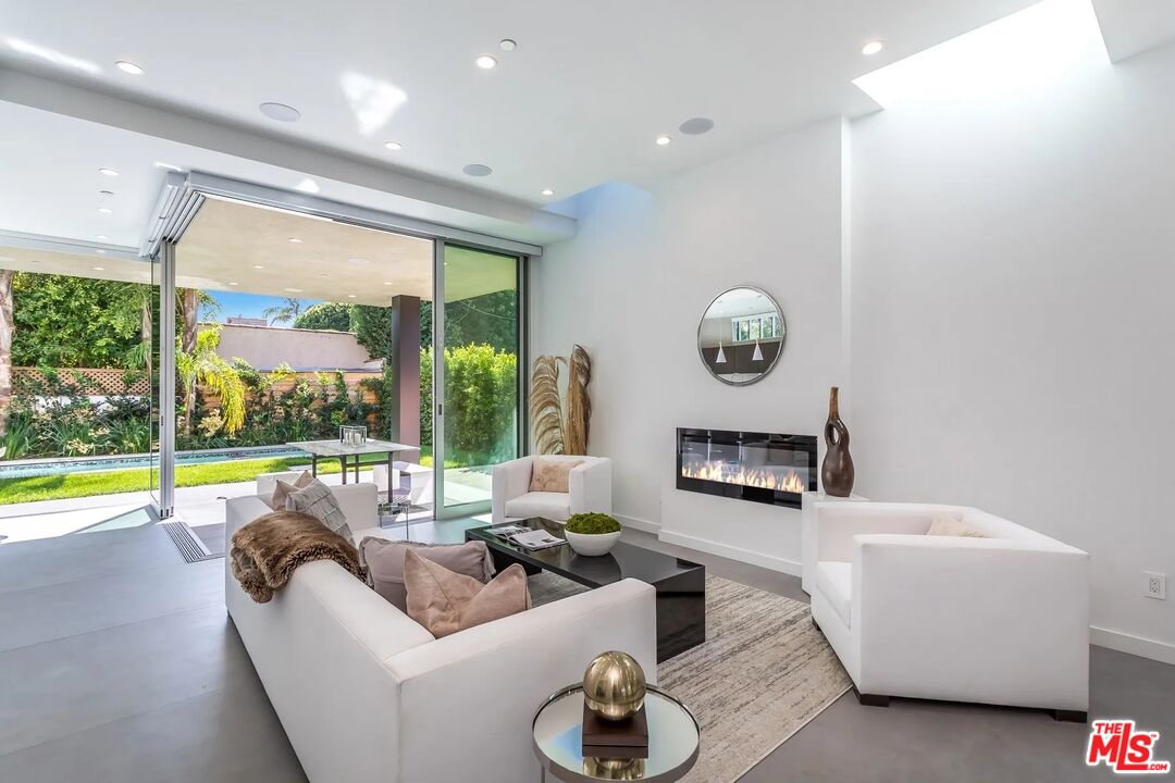 8932 Dorrington Ave