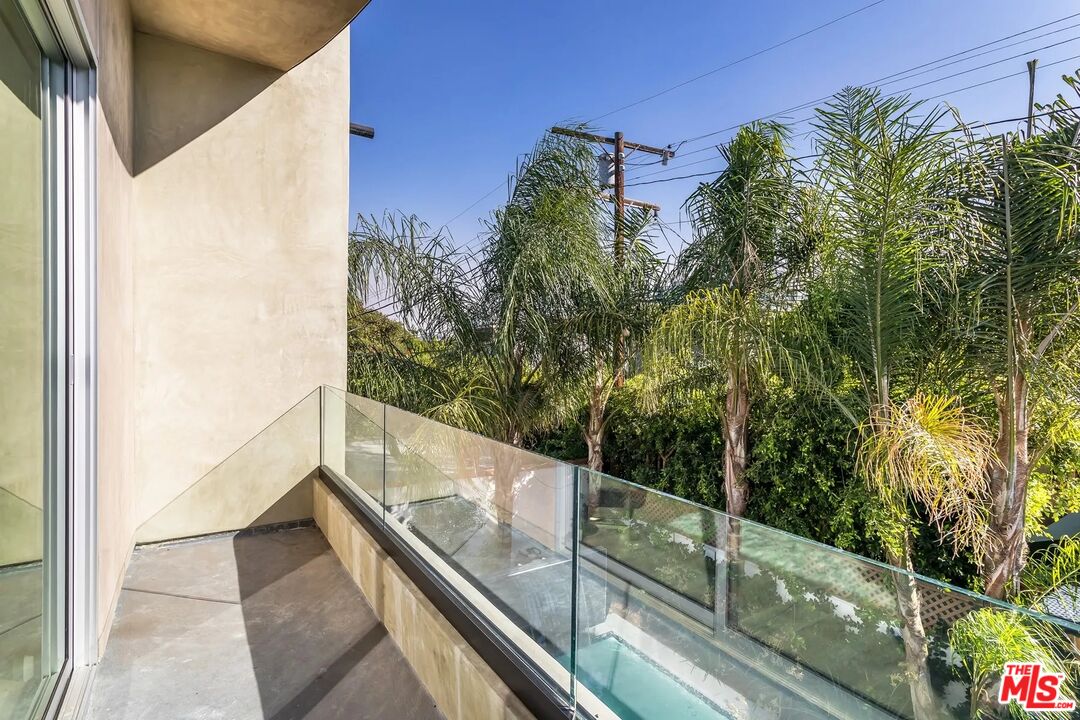 8932 Dorrington Ave