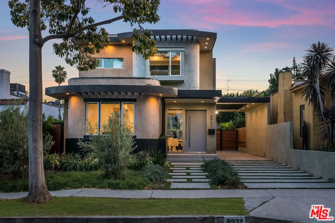 8932 Dorrington Ave
