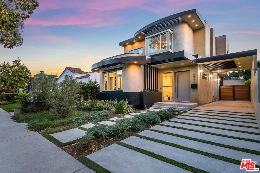 8932 Dorrington Ave
