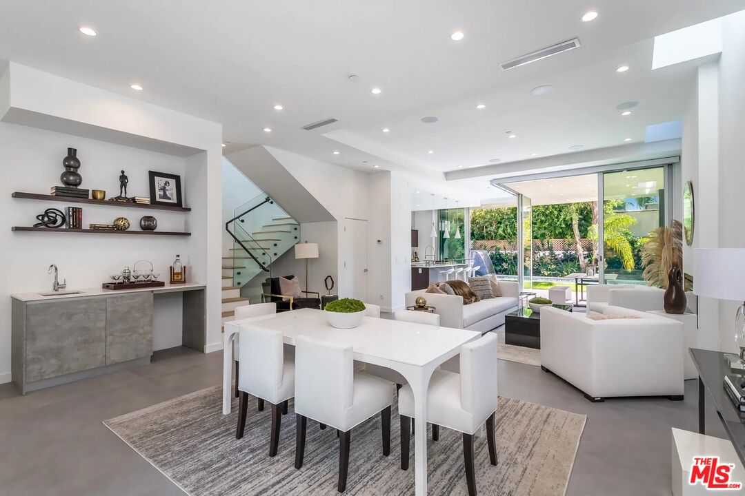 8932 Dorrington Ave