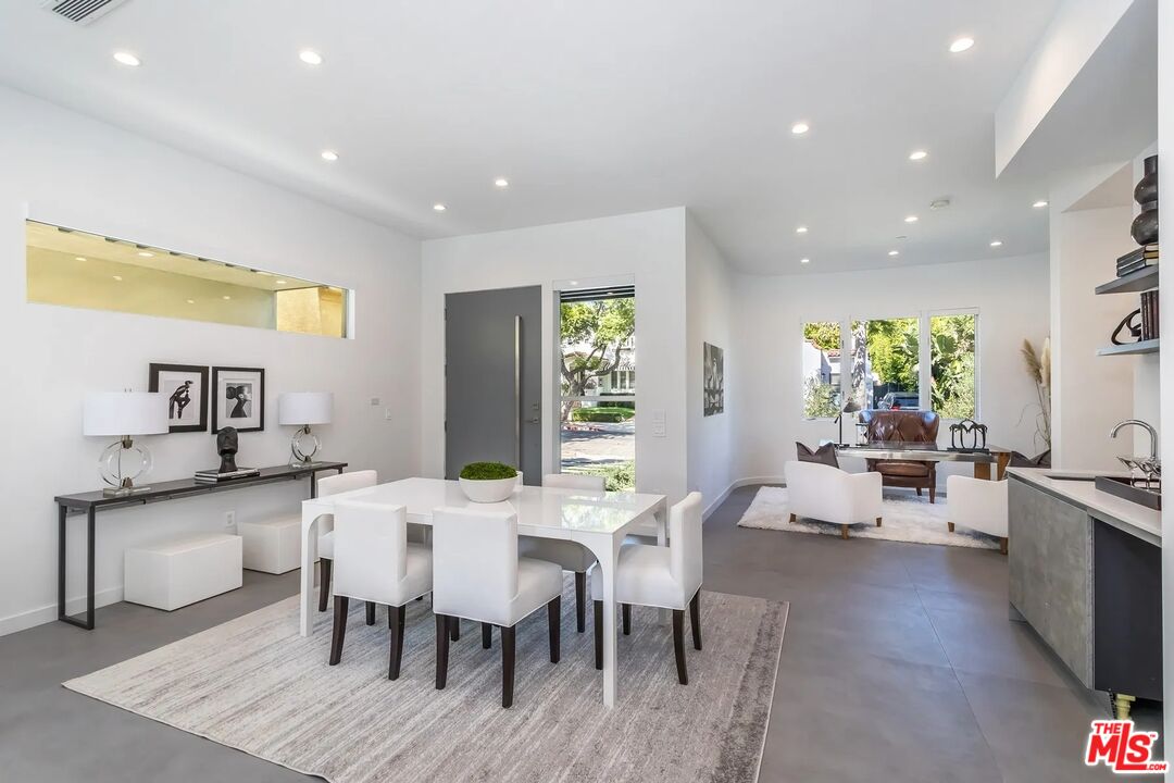 8932 Dorrington Ave