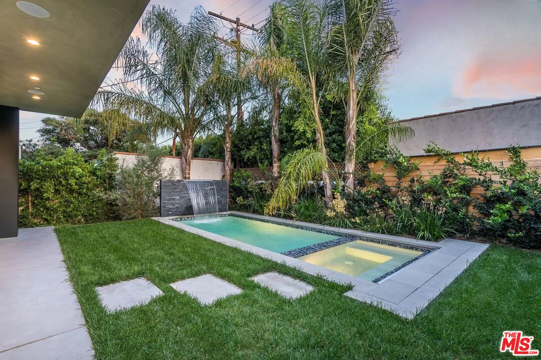 8932 Dorrington Ave