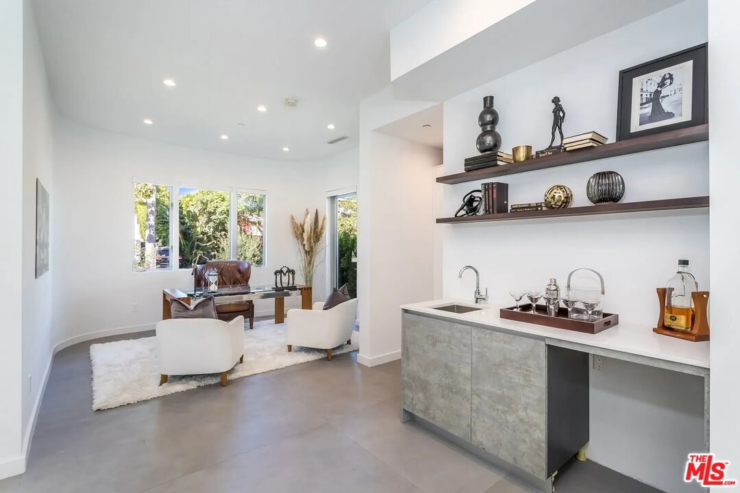 8932 Dorrington Ave