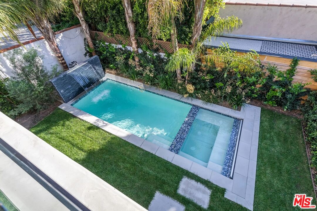 8932 Dorrington Ave
