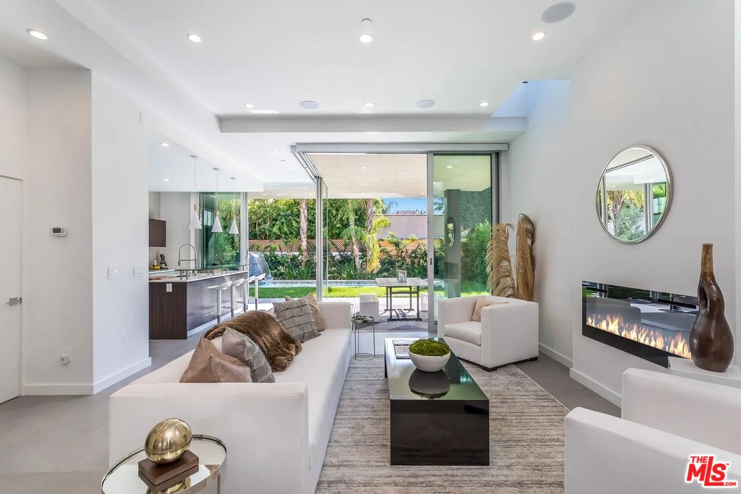 8932 Dorrington Ave