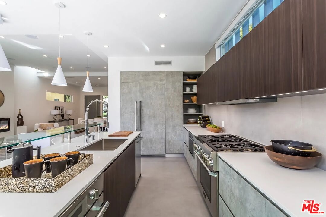8932 Dorrington Ave