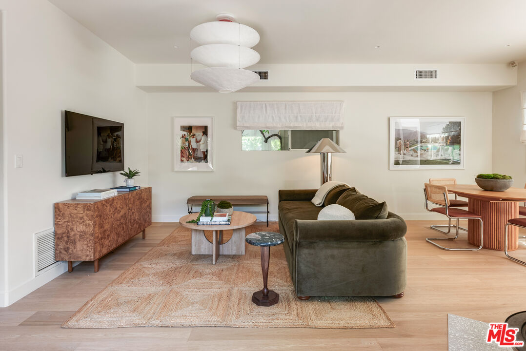 8754 Dorrington Ave