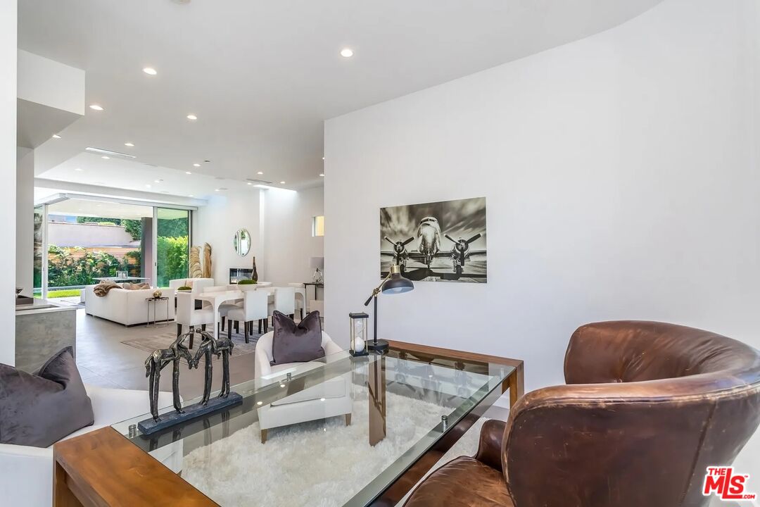 8932 Dorrington Ave