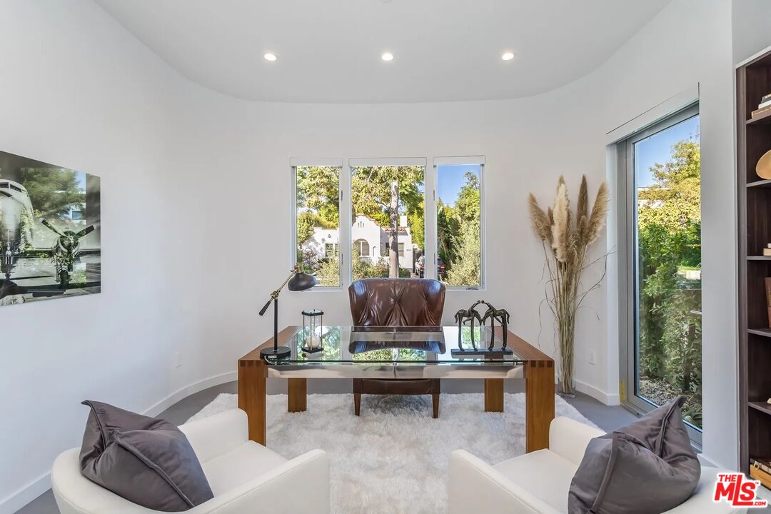 8932 Dorrington Ave