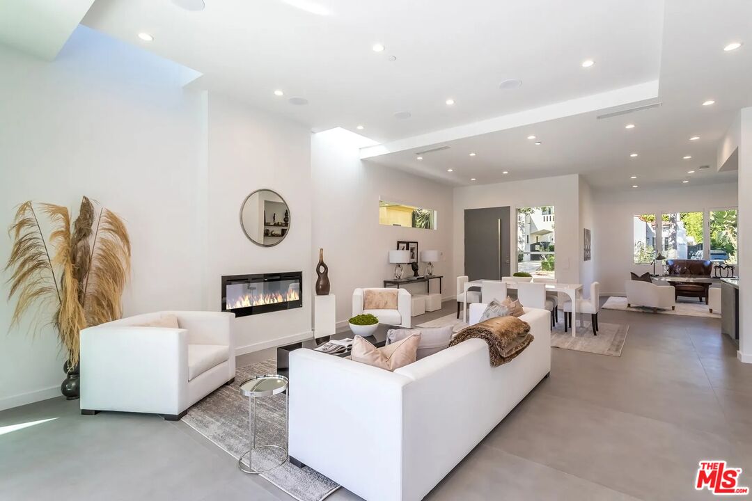 8932 Dorrington Ave