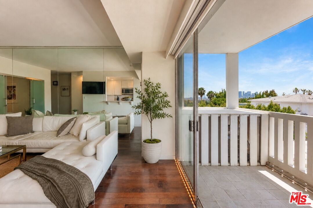 999 N Doheny Dr Unit: 211